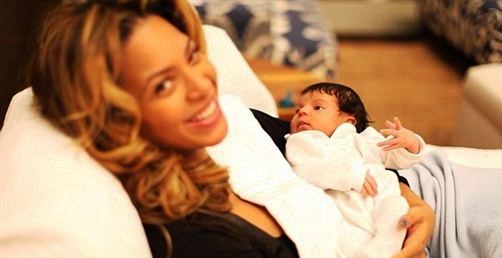 Beyonce Takes Her Baby At The Premiere of Life Is A Dream